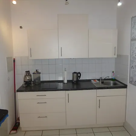 Airport Apartment *